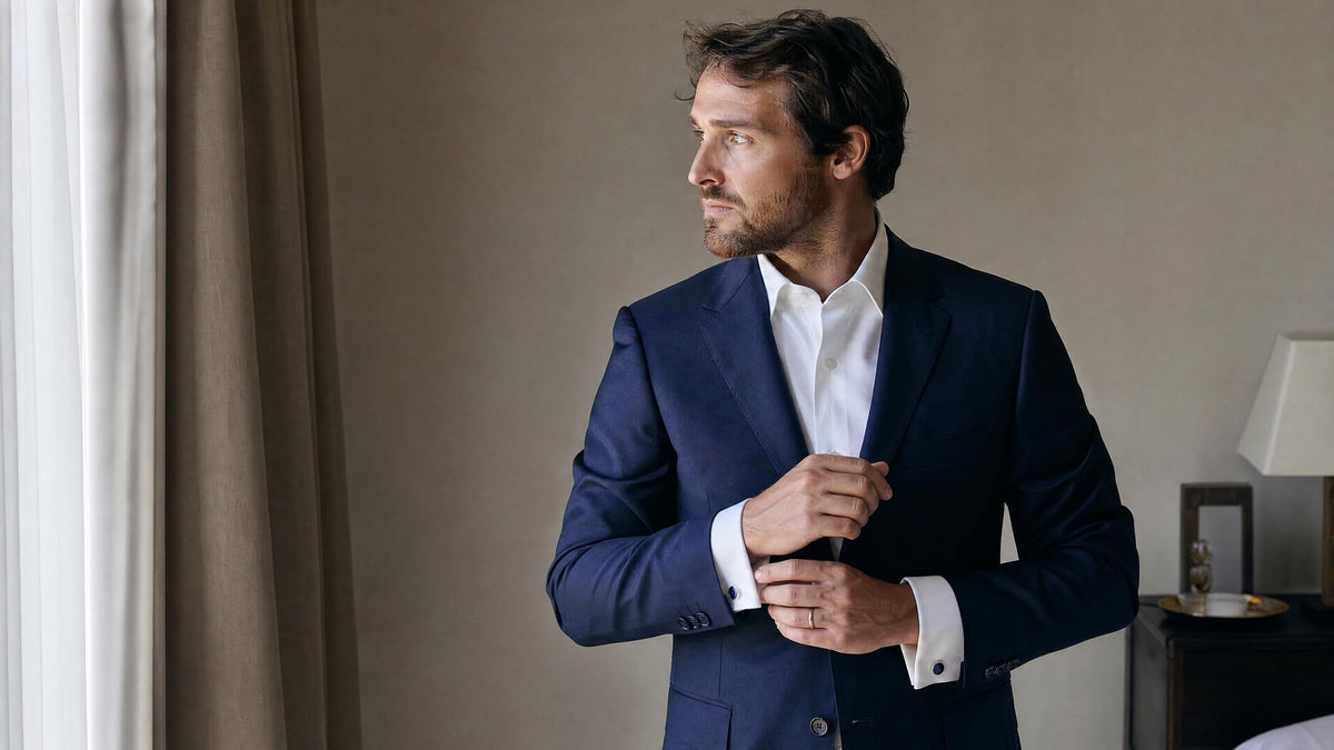 Homme en costume portant une chemise à boutons de manchette, vue lifestyle élégante.