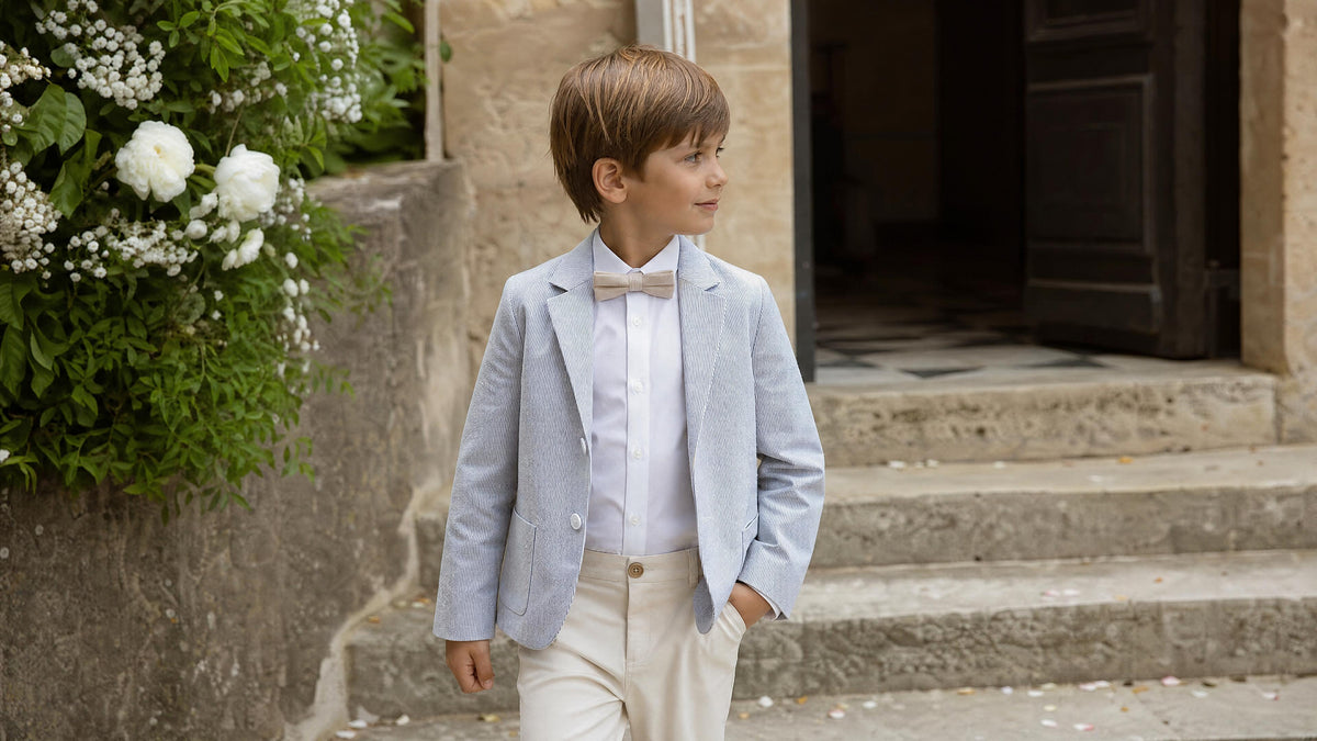 Garçon en tenue de cérémonie avec accessoires adaptés pour un mariage. Imagem