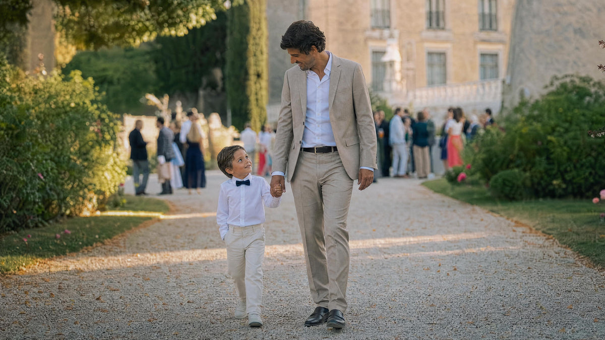 Enfant habillé pour un mariage marchant avec un adulte, tenue élégante et confortable.